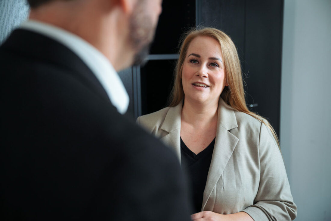 Daniela Reimann im Kundengespräch für individuelle Telekommunikationslösung