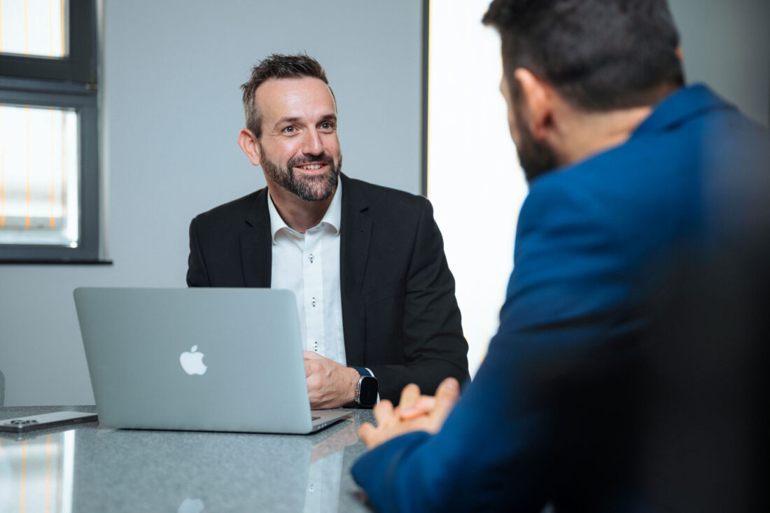 Marcel Reimann im Kundengespräch für individuelle Telekommunikationslösung