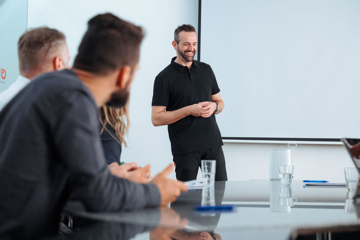 Marcel Reimann präsentiert Telekommunikationslösungen für Unternehmen