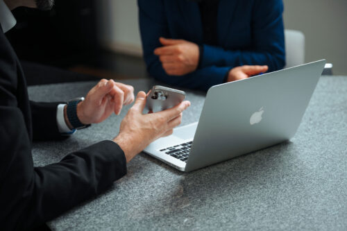 Smartphone und MacBook bei Nutzung des syniqo Sparkalkulators