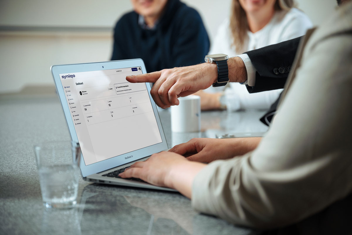 Dashboard für Tarifmanagement mit syniqo auf einem Laptop
