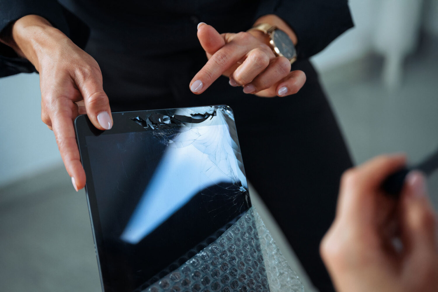 Defektes Tablet wird durch syniqo Hardware Recycling verarbeitet