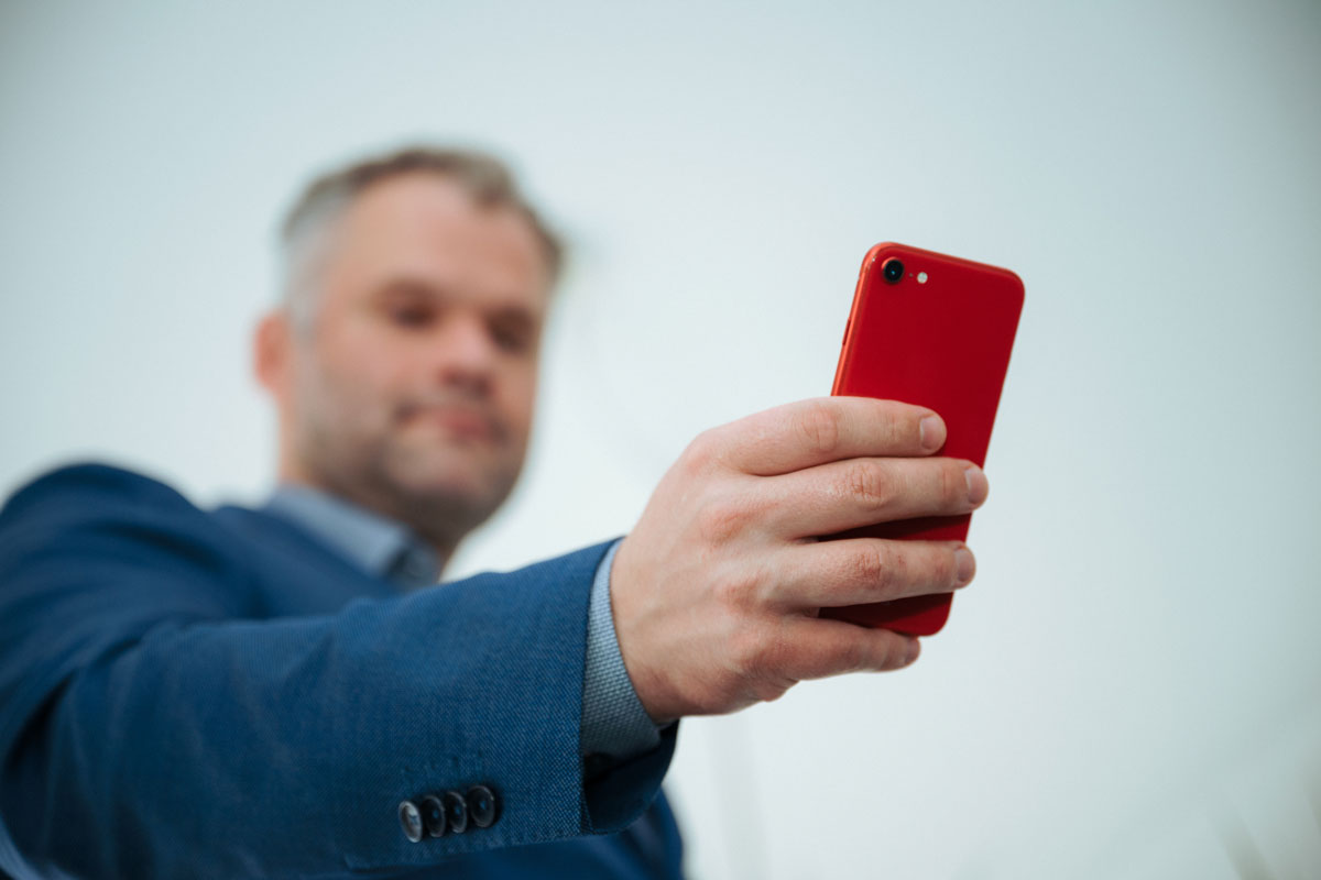 Mann hält iphone in der Hand