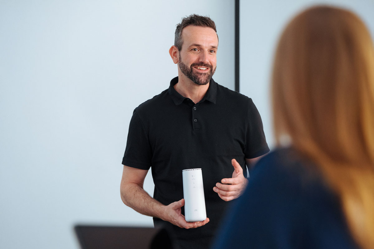 Marcel Reimann hält Backup-Lösungen in der Hand