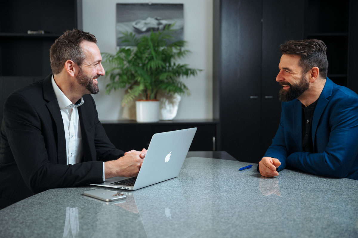 Marcel Reimann bei der Potenzialanalyse mit einem Kunden