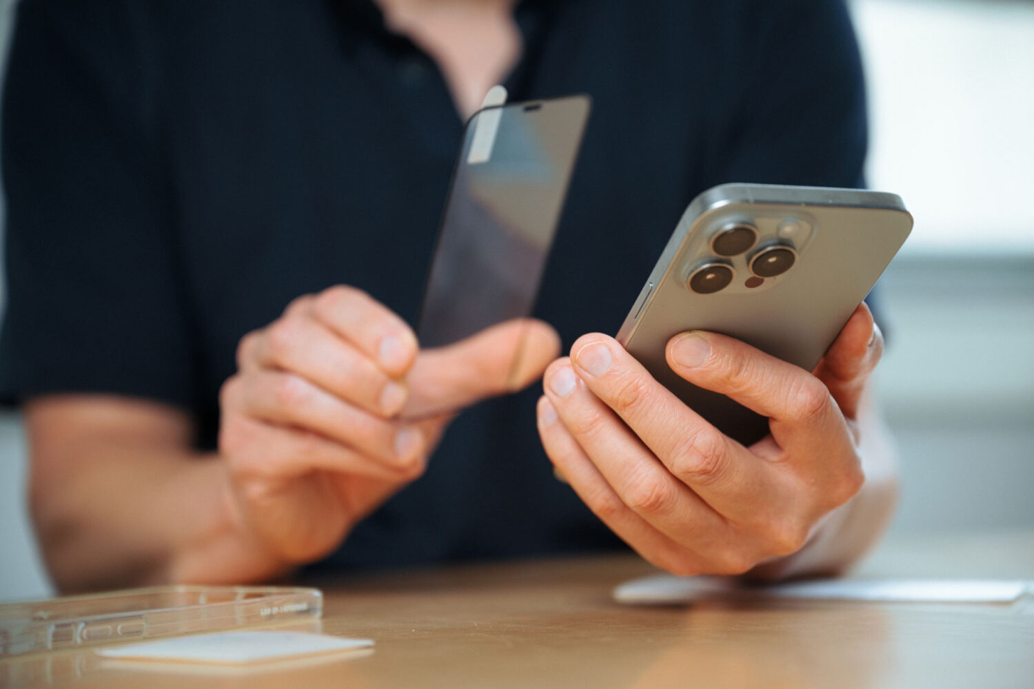 Mitarbeiter kümmert sich um Hardware Staging für Unternehmen