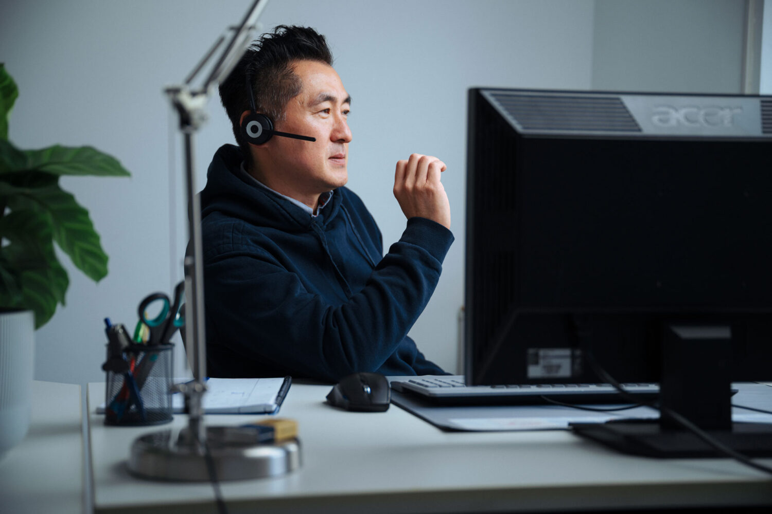 Mitarbeiter telefoniert mit Cloud Telefonie und Headset