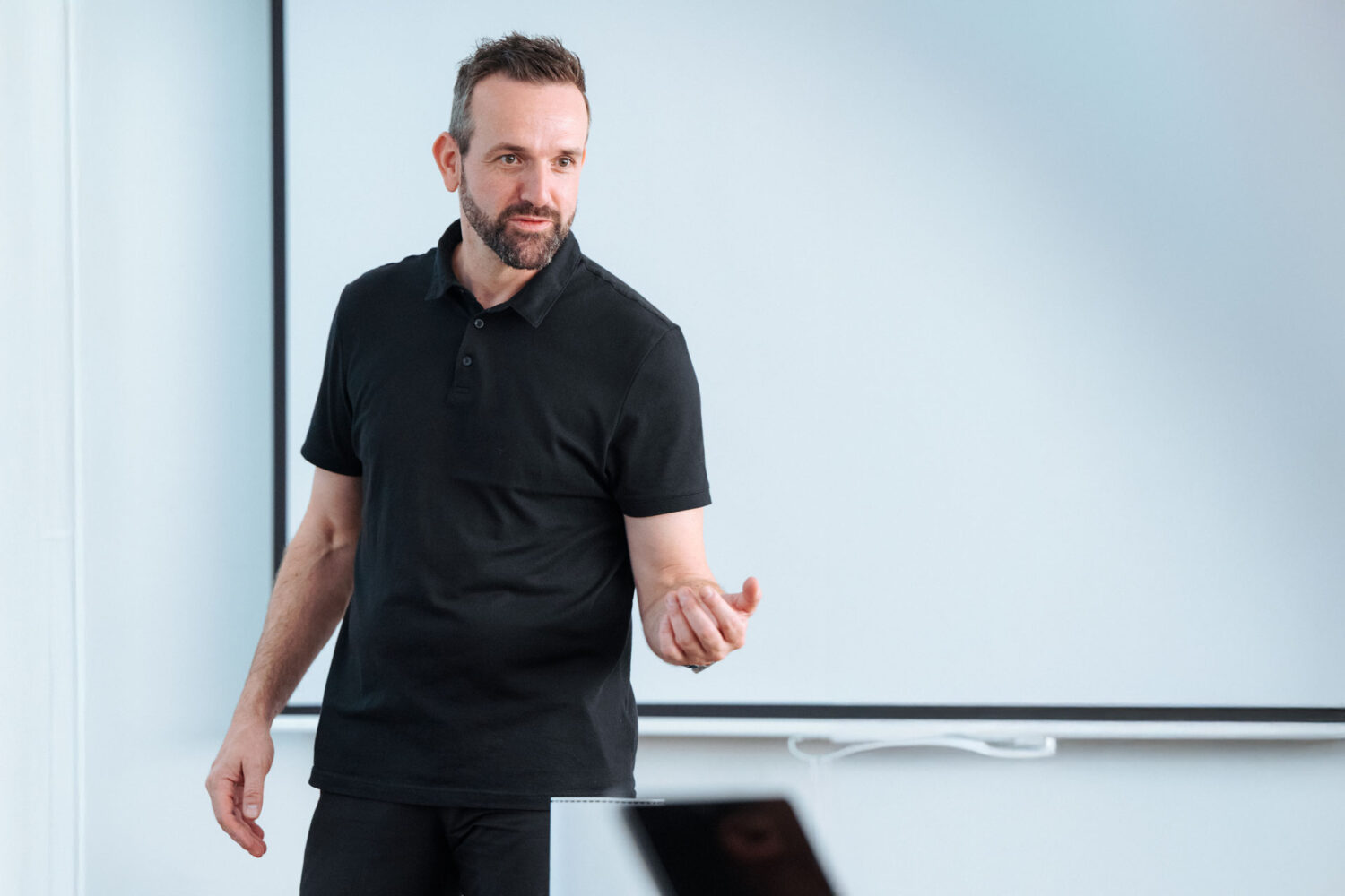 Marcel Reimann erklärt in einer syniqo Schulunge alles über Telekommunikation in Unternehmen